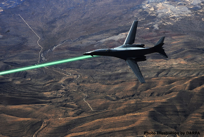 <p>Ein Laser, mit dem sich feindliche Raketen zielgenau abschießen lassen? Eine solche High-Tech-Waffe wird derzeit in den USA perfektioniert. Die Laser-Kanone HELLADS nutzt „die Geschwindigkeit und Kraft des Lichts“, schwärmt DARPA, die Forschungsbehörde des Pentagons. Sie hat die Entwicklung der Superwaffe finanziert. HELLADS wird seit 2015 getestet. Der gebündelte Lichtstrahl von 150.000 Watt soll sowohl Raketen als auch Flugzeuge vom Himmel holen. (Bild: DARPA) </p>