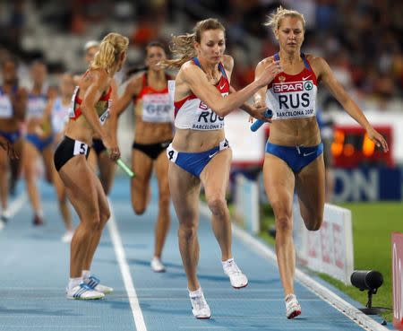 Russia's Tatyana Firova (2nd R) receives the baton from Kseniya Ustalova (R) during the women's 4 x 400 metres relay final at the European Athletics Championships in Barcelona August 1, 2010. Team Russia won the race in 3 minutes 21.26 seconds ahead of team Germany on second and team Britain on third place. REUTERS/Sergio Perez