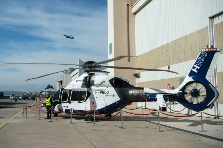 Hélicoptère Airbus H160 devant l'usine Airbus Helicopters de Marignane, dans les Bouches du Rhône, dans le sud de la France