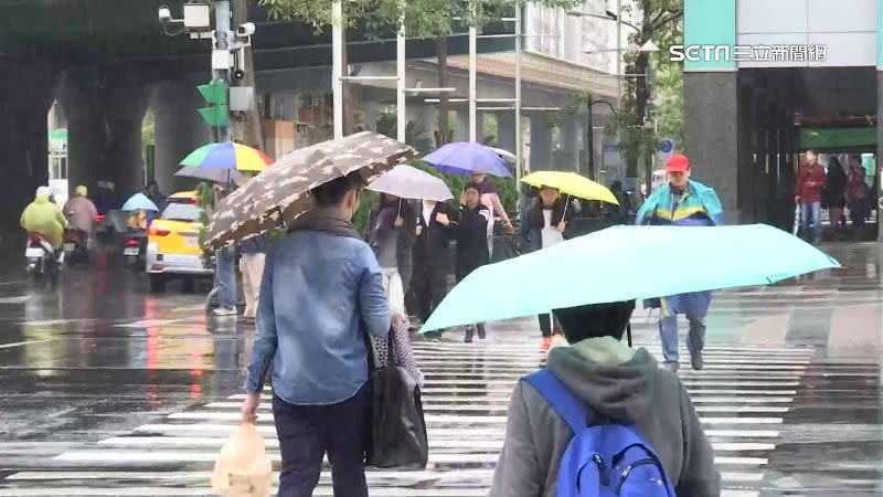 今明兩天水氣偏少，到了週四（26日）水氣開始稍增多，大台北及東半部地區有局部短暫雨。（圖／資料照）