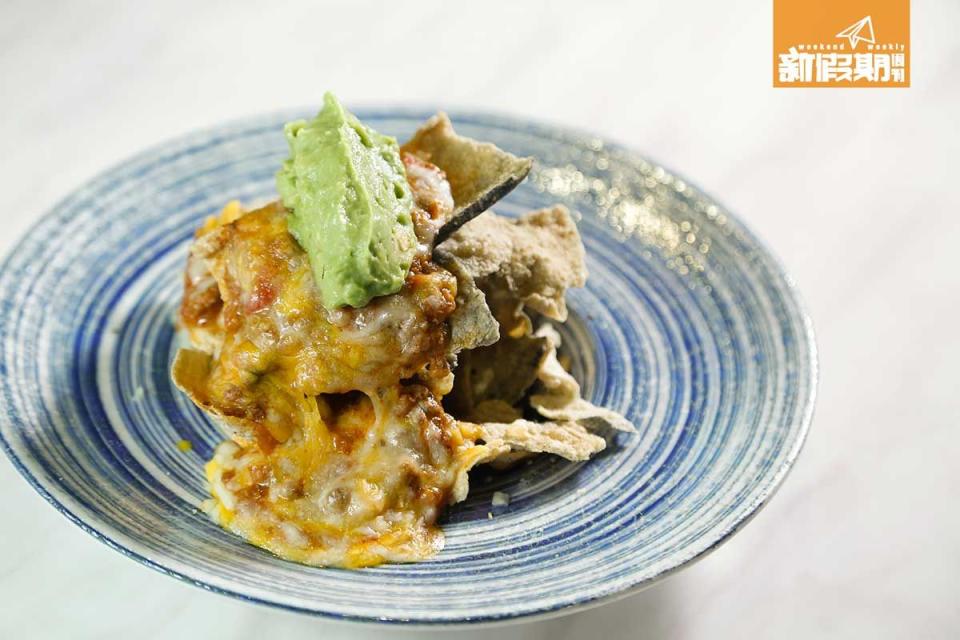 Nachos on the boat$80<br> 用魚皮代替粟米片，創意十足，沾上牛油果醬和肉醬，非常開胃。