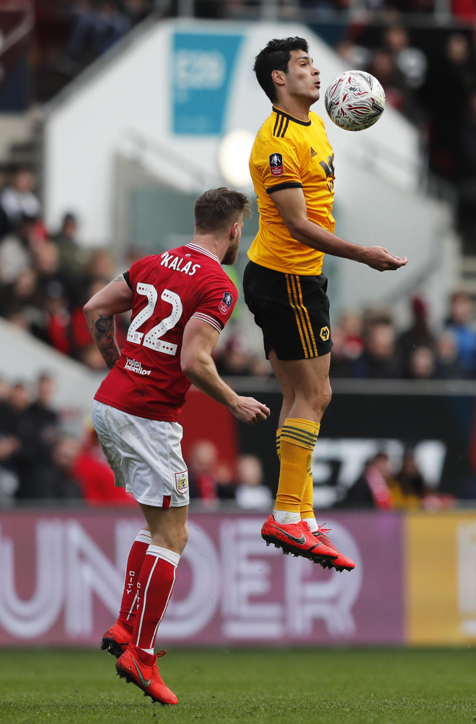 El delantero del Wolverhampton, el mexicano Raúl Jiménez, derecha, controla el balón frente al jugador del Bristol City, Tomas Kalas (22), durante el partido de la quinta ronda de la Copa FA en el estadio Ashton Gate en Bristol, Inglaterra, el domingo 17 de febrero de 2019. (AP Foto/Frank Augstein)