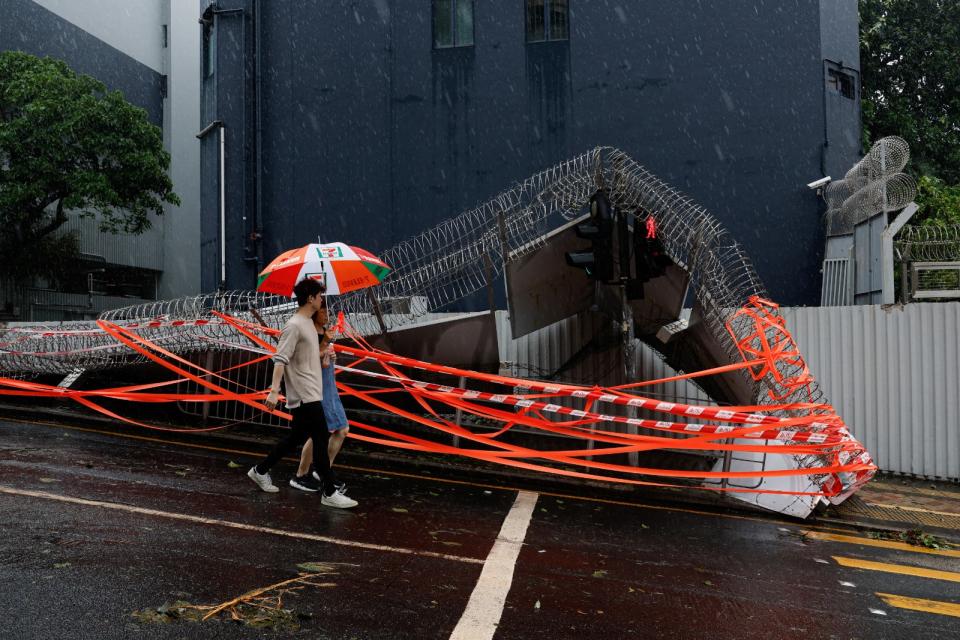 蘇拉颱風吹垮香港一處工地棚架。路透社