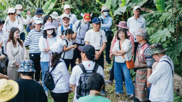 部落居民介紹當地特有植物與生態，參與者認真聆聽。（圖：科定企業提供）