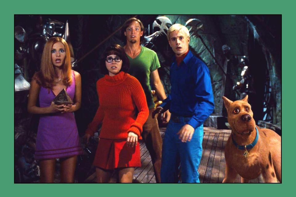 <p>Warner Brothers/Everett</p> Sarah Michelle Gellar, Linda Cardellini, Matthew Lillard, Freddie Prinze Jr., and Scooby-Doo in 
