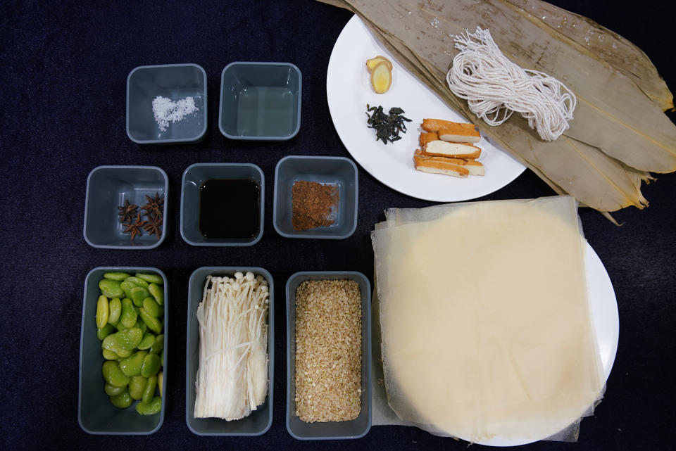 千張皇帝粽材料，包括糙米、粽葉、拌飯料、內餡皇帝豆與 內餡調味料。