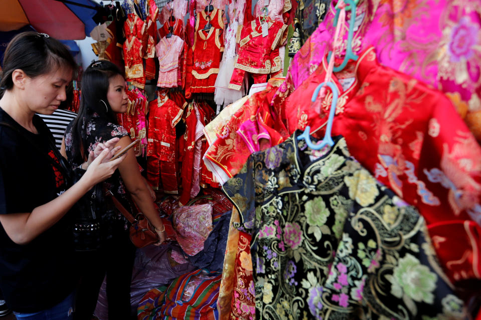 Varias mujeres compran ropa en una tienda (REUTERS/Chaiwat Subprasom).