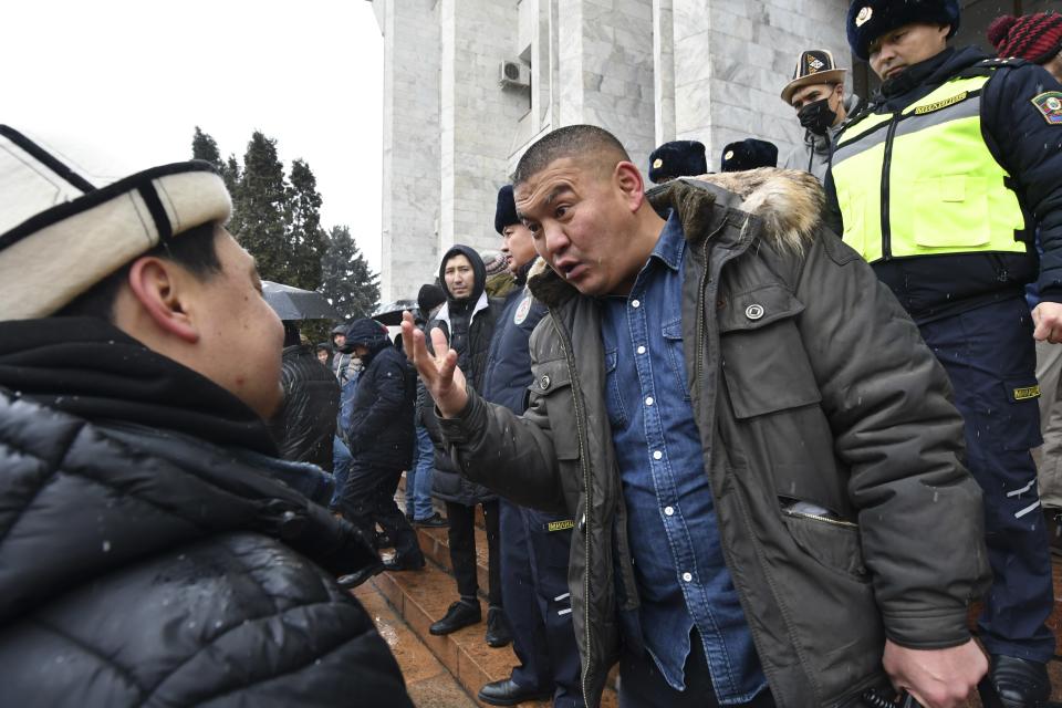 Dos manifestantes hablan entre ellos durante una manifestación en apoyo a la oposición kazaja y en contra del despliegue de tropas de Kirguistán en Kazajistán, el viernes 7 de enero de 2022 en Bishkek, Kirguistán. (AP Foto/Vladimir Voronin)