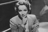 Doch sie war mehr als nur "von Kopf bis Fuß auf Liebe eingestellt": "Die Dietrich" arbeitete unter anderem mit Alfred Hitchcock, Orson Welles und Billy Wilder, war Namenspatin für einen Asteroiden und fasziniert auch über 30 Jahre nach ihrem Tod. (Bild: Hulton Archive/Getty Images)