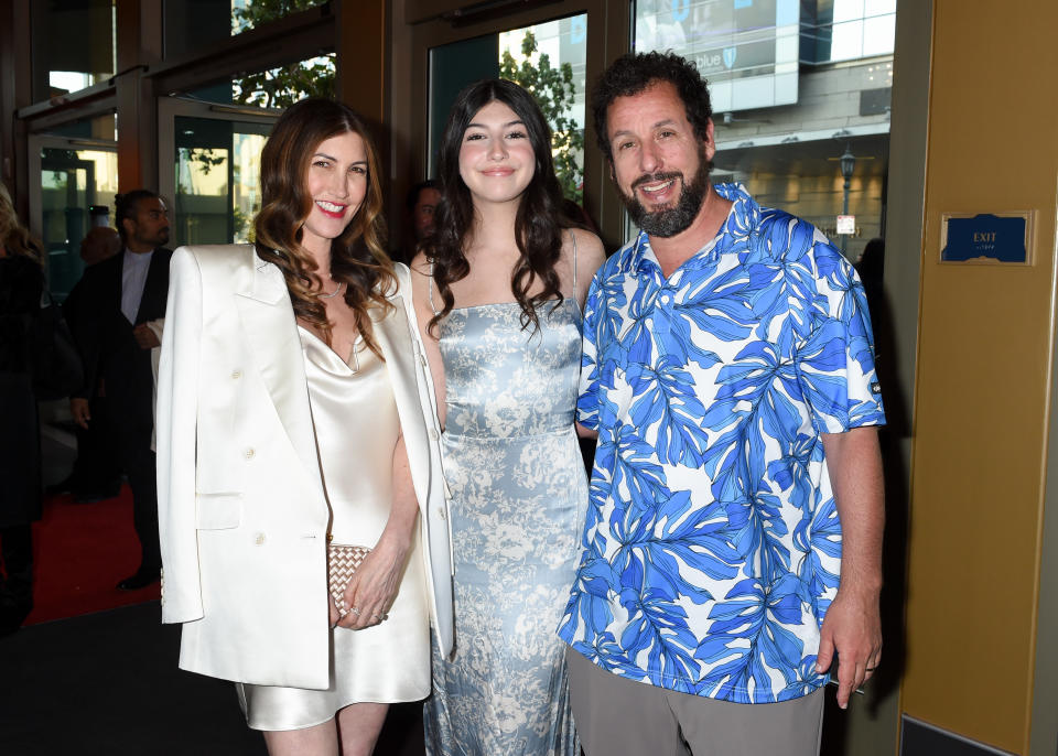 Jackie Sandler, Sunny Sandler y Adam Sandler en la premiere de 