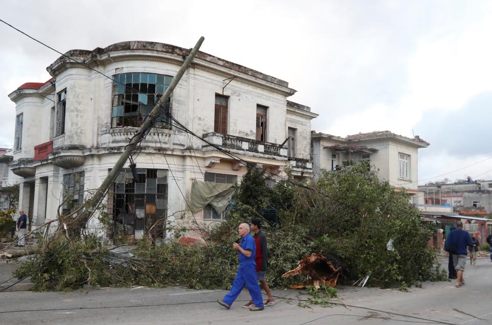 AME4766. LA HABANA (CUBA), 28/01/2019.- Fotografía de árboles caídos frente a una vivienda tras el paso de un tornado, este lunes, en La Habana (Cuba). Al menos tres personas han muerto y 172 han resultado heridas por un tornado que azotó esta madrugada la barriada de Regla, en La Habana, informó hoy el presidente de Cuba, Miguel Díaz-Canel. EFE/Ernesto Mastrascusa