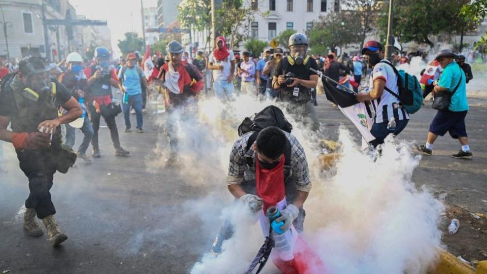 Manifestantes em meio a gás lacrimogênio em protesto em Lima