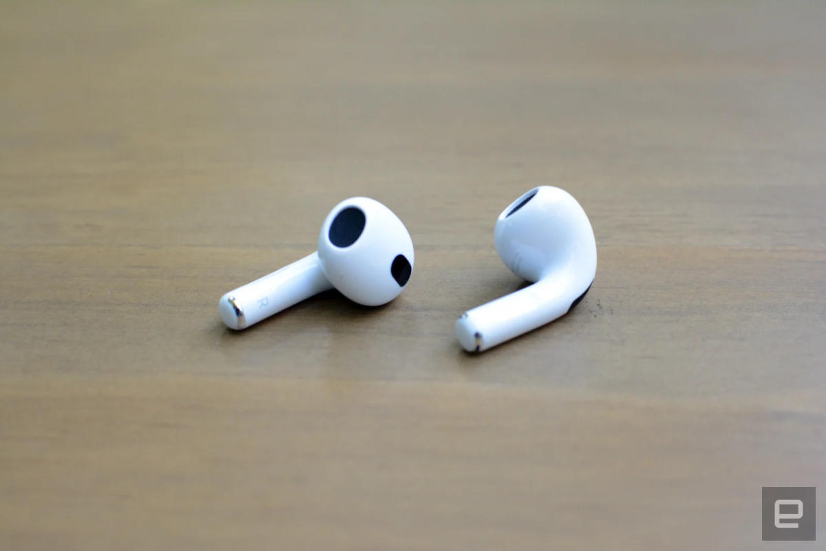 Gli AirPods di terza generazione di Apple sono tornati in vendita a 140 dollari