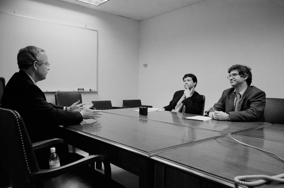 Special Prosecutor Ken Starr faces Newsweek journalists Daniel Klaidman and Michael Isikoff across a wide conference table.