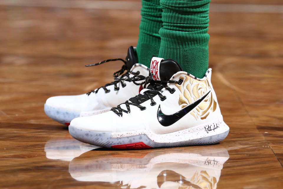 Kyrie Irving wears shoes dedicated to his late mother, Elizabeth, against he Brooklyn Nets. (Getty)