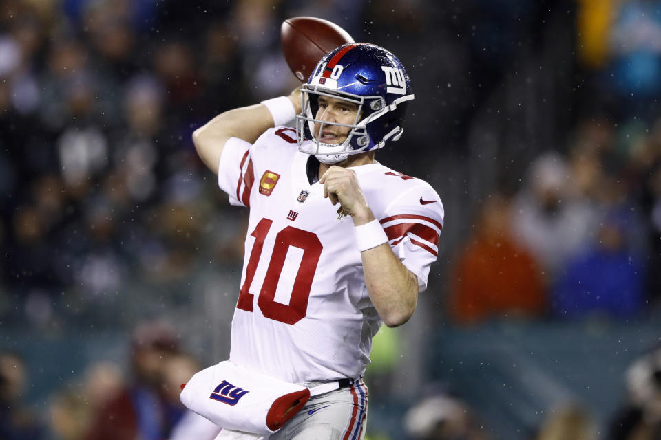 El quarterback de los Giants de Nueva York Eli Manning en la derrota ante los Eagles de Filadelfia el lunes 9 de diciembre del 2019. Manning podría haber sido titular por última ocasión con los Giants. (AP Photo/Matt Rourke)