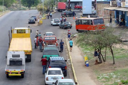 People with vehicles wait to refuel at a gas station of the state oil company PDVSA in Ciudad Guayana, Venezuela, May 17, 2019. REUTERS/William Urdaneta