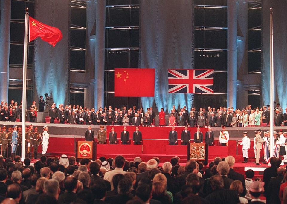 作為主權象徵的五星紅旗，於零時零分零秒冉冉升起，中國國歌奏起，時任國家主席江澤民宣告對香港恢復主權(KIMIMASA MAYAMA/AFP via Getty Images)