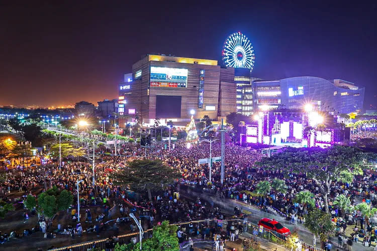 高雄跨年《亞灣未來市演唱會》晚間10點時，現場湧進爆滿人潮。高市府提供