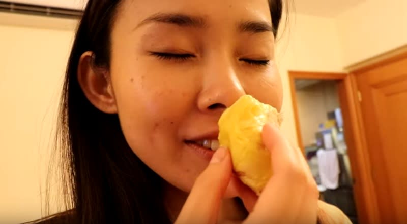 YouTuber iChang smelling the durian that she bought to check if it is still fresh. ― Screengrab from Youtube/ iChang Hong Kong