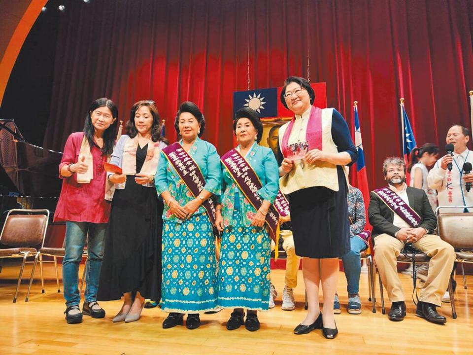 印尼雙胞胎媽媽─羅莎帝及伊利雅寧希，獲頒2024年周大觀基金會「熱愛生命獎章」。（林良齊攝）