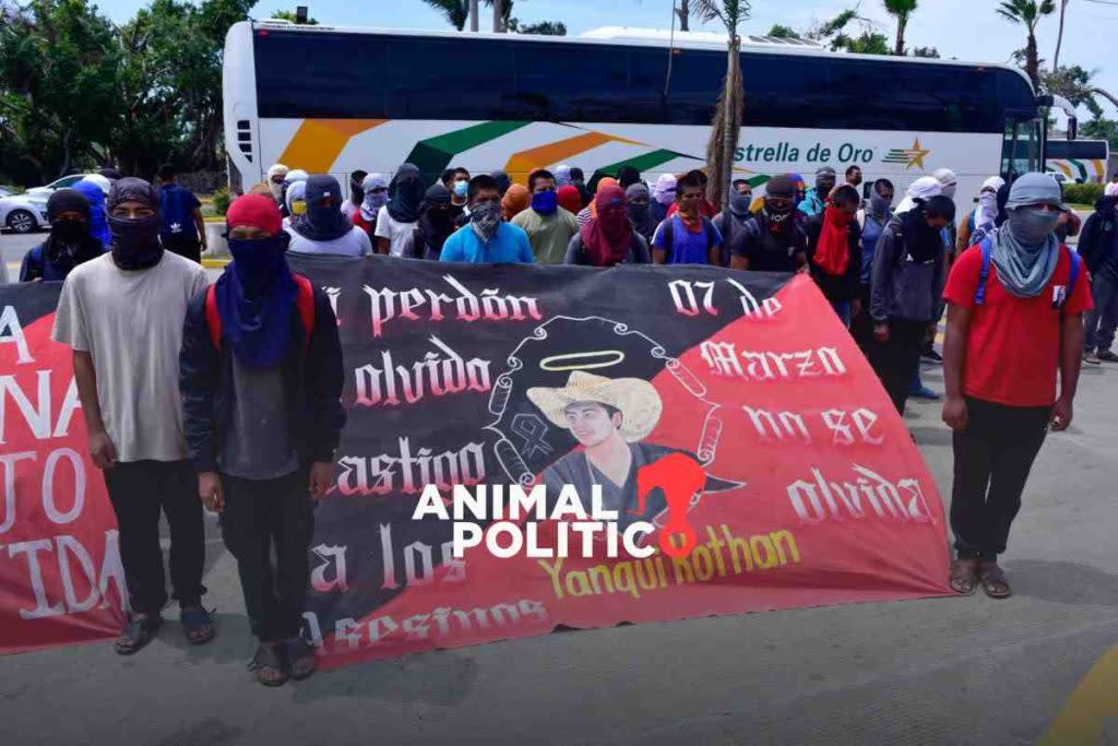 Normalistas protestan en México 