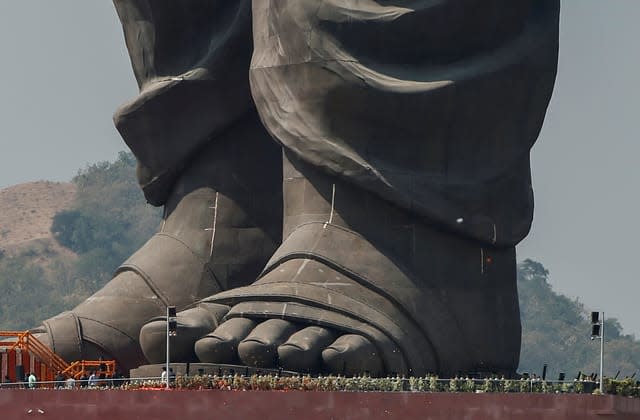 Statue feet