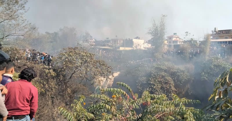 Foto del domingo de una multitud tras un accidente aéreo en Pokhara, Nepal