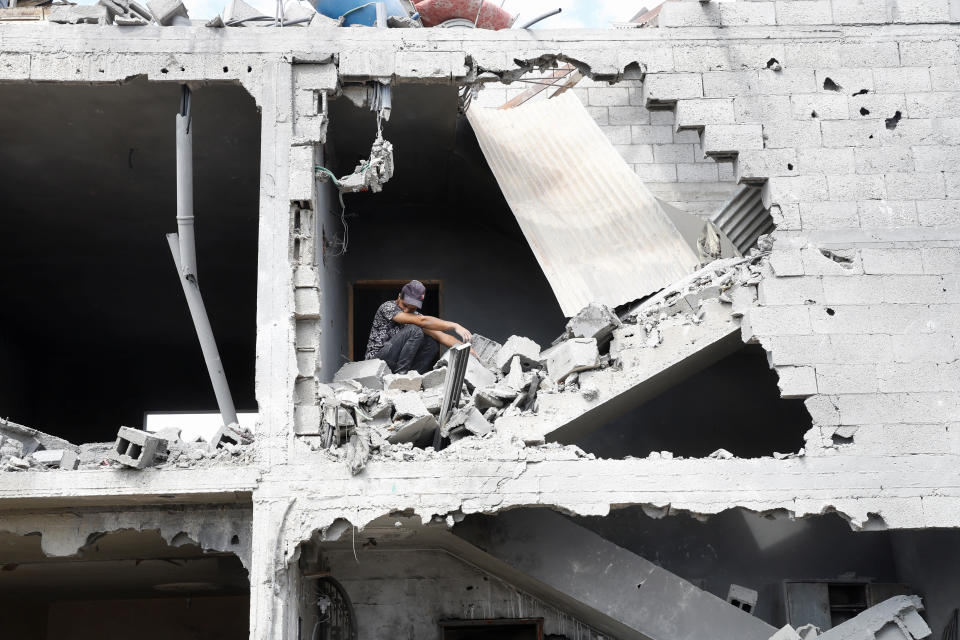 Ein Mann sitzt in einem zerstörten Haus im Gazastreifen. (Bild: REUTERS/Mohammed Salem)