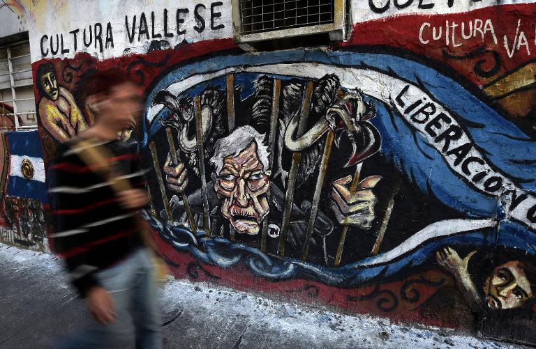 Grafitti depicting Judge Thomas Griesa and vultures behind bars, outside the National Congress in Buenos Aires on September 10, 2014