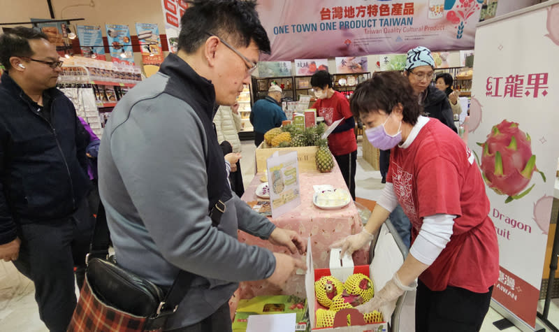 台南芭樂首度登陸加拿大  民眾下手採購 台南芭樂首度登陸加拿大，溫哥華當地時間12日有許 多民眾在現場試吃後，立刻下手採購，一箱一箱抱回 家。 中央社記者程愛芬溫哥華攝  113年4月13日 