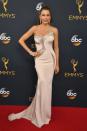 <p>Sofia Vergara ne fait jamais de faux pas sur le tapis rouge et elle a ainsi continué à présenter ses styles ô combien torrides lors des Emmys, ici vêtue d’une robe Atelier Versace. <i>(Photo : Getty Images)</i></p>