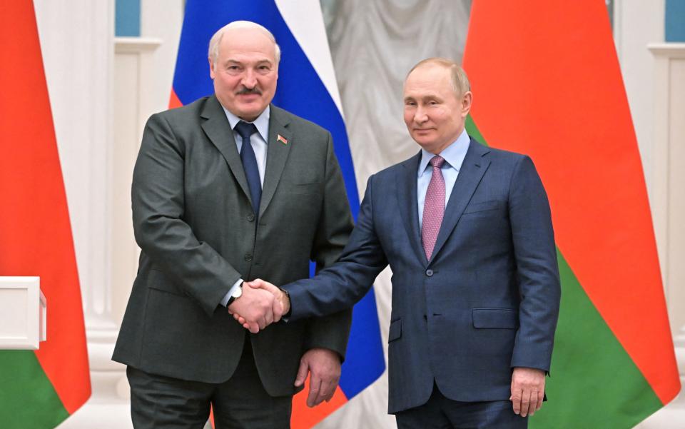 Russia's President Vladimir Putin (R) shakes hands with his Belarus counterpart Alexander Lukashenko (L). Source: Getty