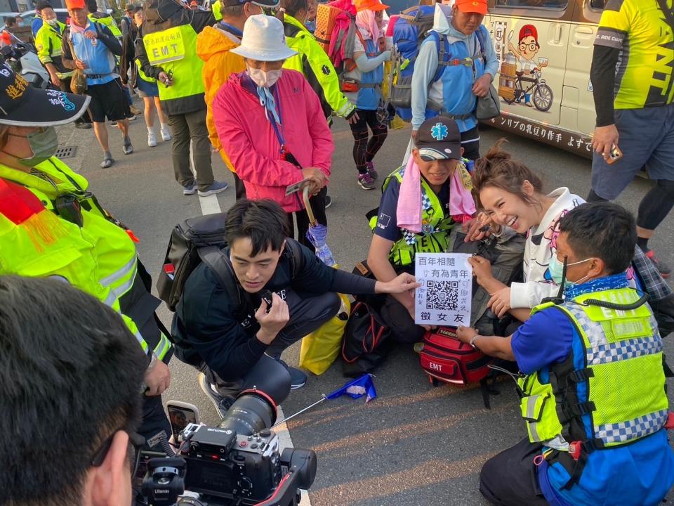 張齡予與助理主持朱宇謀《健康零距離》參與白沙屯媽祖進香（圖／三立）