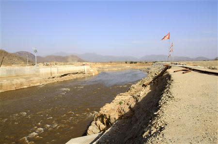 Nile waters flow through the construction site of the Grand Renaissance dam in Guba Woreda, Benishangul Gumuz region in this March 16, 2014 file photo. REUTERS/Tiksa Negeri/Files