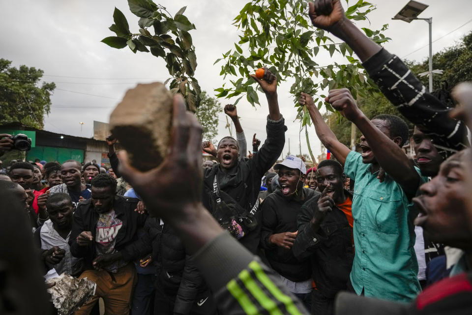 Simpatizantes del líder opositor keniano Raila Odinga festejan sucesos en la comisión electoral en el vecindario Kibera de Nairobi, Kenia, el 15 de agosto de 2022, mientras el país seguía aguardando los resultados de los comicios presidenciales en los que compitieron Odinga y el vicepresidente William Ruto para suceder al mandatario Uhuru Kenyatta luego de una década en el poder. (AP Foto/Ben Curtis)