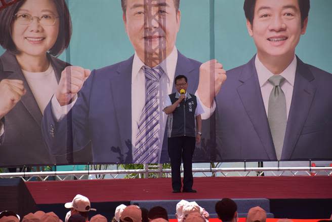 民進黨苗栗縣長參選人徐定禎競選總部，24日舉行首波告勢大會，桃園市長鄭文燦推銷桃園經驗。（謝明俊攝）