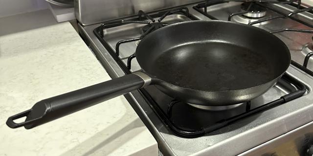 Vermicular Lightweight Japanese Oven-Safe Cast-Iron Frying Pan