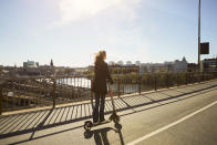 Auch wenn sie maximal 20km/h fahren dürfen, gab es 2019 kein Entkommen vor ihnen: E-Roller sorgten in vielen Innenstädten für Konflikte. Die Stadt München legte deshalb während des Oktoberfests großräumige Fahrverbotszonen für E-Scooter fest. Zu groß schätzte man die Gefahr ein, dass willkürlich abgestellte Fahrgeräte und betrunkene Fahrer für Chaos sorgen könnten. Das beliebteste Modell unter den elektrischen Gefährten war laut Amazon der klappbare Mega Motion zum Preis von 359,00 Euro. (Bild: Getty Images)