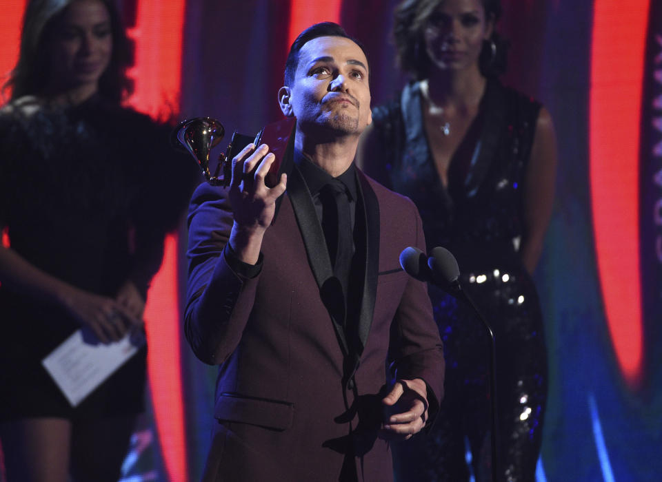 Victor Manuelle recibe el premio al mejor álbum de salsa por "25/7" en los Latin Grammy el jueves 15 de noviembre de 2018 en el MGM Grand Garden Arena en Las Vegas. (Foto Chris Pizzello/Invision/AP)