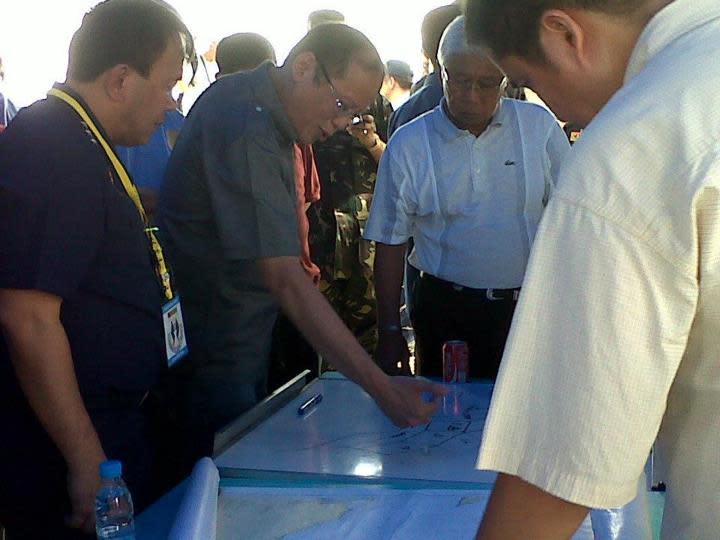 President Benigno S. Aquino III presides over a briefing for the rescue operations launched in search of Secretary of the Interior and Local Government Jesse Robredo. (Photo from Official Gazette of the Republic of the Philippines)