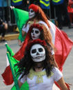 <p>Vista de Catrinas (esqueletos femeninos) hoy, sábado 28 de octubre de 2017, en el desfile con motivo del Día de Muertos celebrado en Ciudad de México (México). Catrinas, calaveras y carros alegóricos se tomaron hoy las calles de la Ciudad de México en el desfile con motivo del Día de Muertos, que este año dedicó un espacio a homenajear a las víctimas del terremoto del 19 de septiembre, así como a los voluntarios que ofrecieron su ayuda. EFE/Mario Guzmán </p>