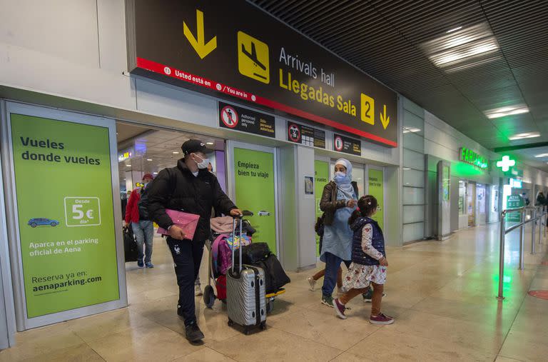 Viajeros en la Terminal T1 del Aeropuerto Madrid - Barajas Adolfo Suárez, en Madrid