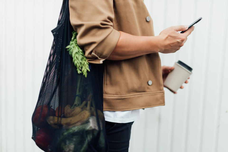 Man holding healthy shopping bag. (Getty Images)