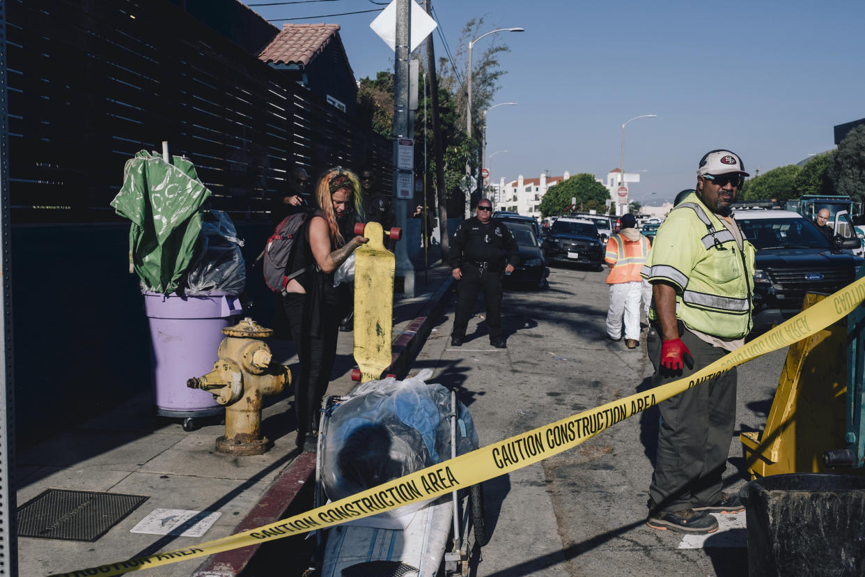 Policías en unos baños públicos en el paseo marítimo de Venice Beach, una zona en la que solía haber un campamento, en Los Ángeles, el 7 de diciembre de 2023. (Mark Abramson/The New York Times)