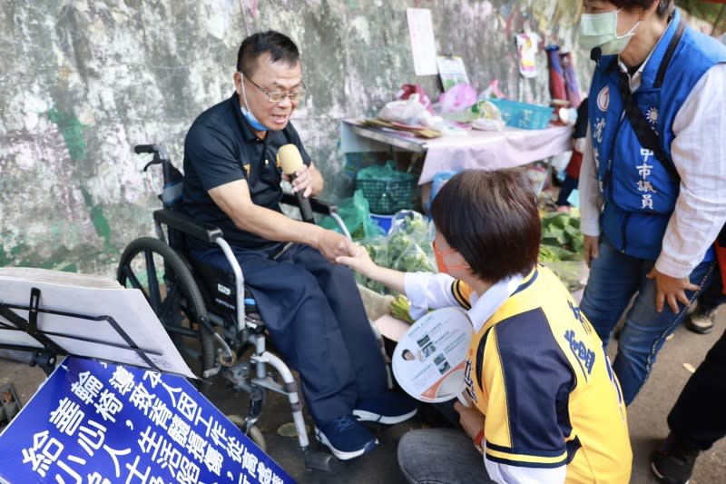 盧秀燕在大坑風景區內遇到身障朋友，親切蹲下握手，展現媽媽市長的親和力。（圖/盧秀燕競選總部提供）