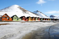 En las islas Svalbard se encuentra la localidad de Longyearbyen, en la que desde 1950 está prohibido morirse después de que sus ciudadanos descubrieran que los cuerpos no se descomponían en el cementerio por su clima tan extremo. Así que si alguien fallece en este lugar su cadáver se envía en avión a otro. (Foto: Getty Images).