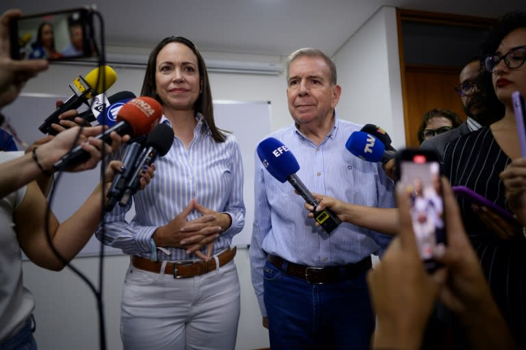 La líder de la oposición venezolana María Corina Machado (izq.) habla junto al candidato presidencial por la Plataforma Unitaria Democrática, Edmundo González Urrutia, durante una conferencia de prensa en Caracas el 15 de junio de 2024 (Gabriela Oraa)