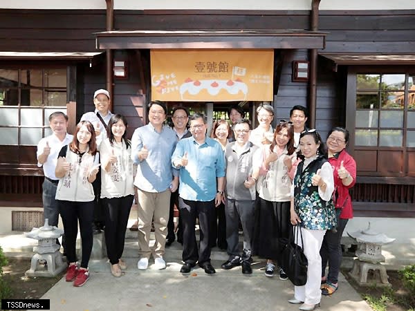 基隆市長林右昌率市府團隊，在桃園市長鄭文燦親自導覽下，逛大溪和平老街，感受老街人文風情。<br /><br />（圖：基隆市府提供）