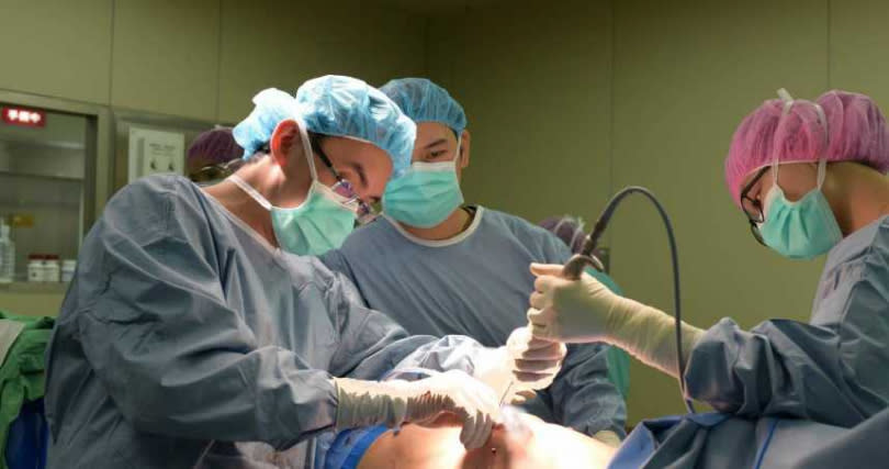 乳癌名醫郭耀隆（左）日前爆發腦出血，雖經過搶救仍不幸身亡，由於他是國內少數同時整形外科、乳房外科雙專科的良醫，因此格外引人惋惜。（圖／翻攝自成大醫院臉書）